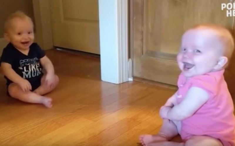  Смех без причины… Смотрите на малыша слева. Они поднимут ваше настроение.