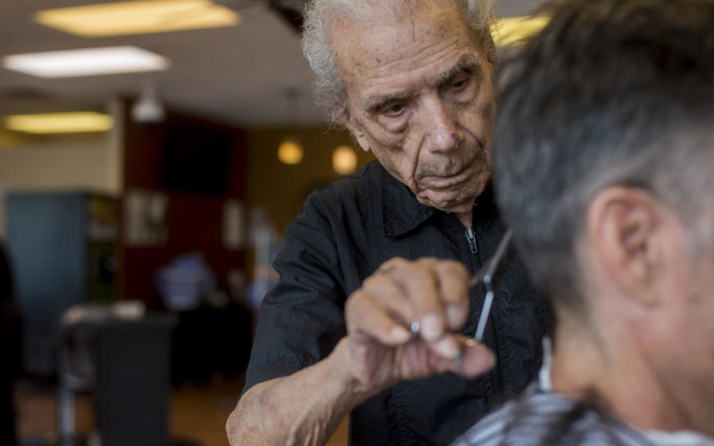  Человек, который работает уже почти 100 лет. История 107-летнего итальянского парикмахера