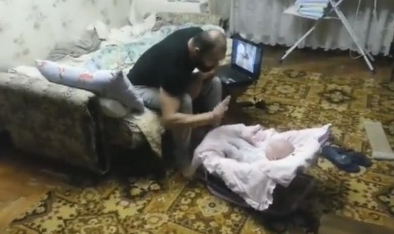  Отец играл с дочкой, и вдруг кот спрыгнул на отца. Посмотрите на это удивительное видео.