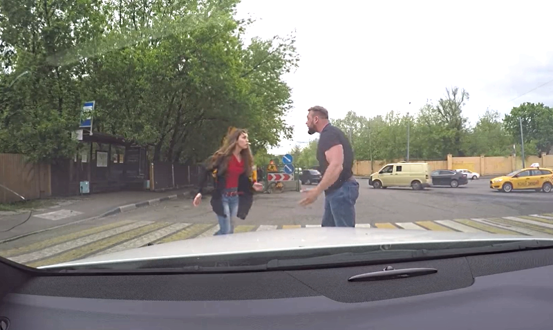  Простая девушка дала отпор мужлану, которому еле удалось остановить машину у пешеходного перехода