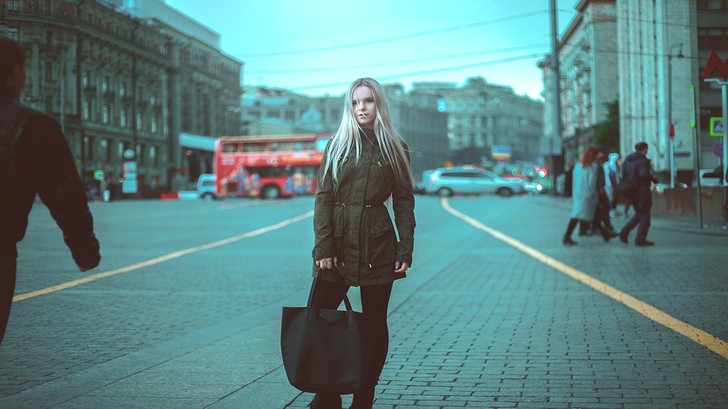  Скажи нормально — помоги, пожалуйста, я бы взял. Не сказала, вот и неси сама.