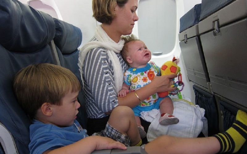  Вот как среагировала эта женщина на плач детей в самолете