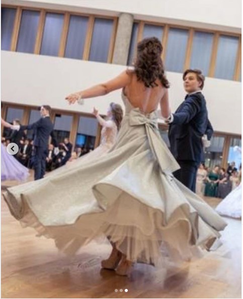 Екатерина Климова продемонстрировала фотографии 17-летней дочери, танцующей на балу