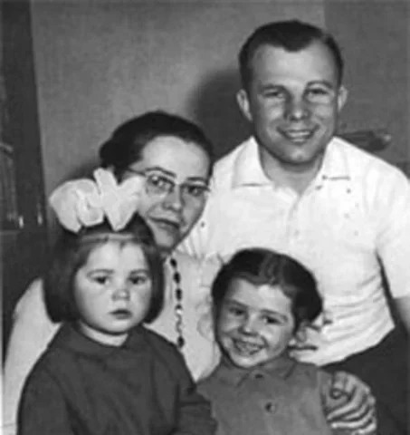 Гагарин семья жена. Семья Юрия Гагарина. Семья Гагарина Юрия Алексеевича. Гагарина жена Юрия Гагарина.