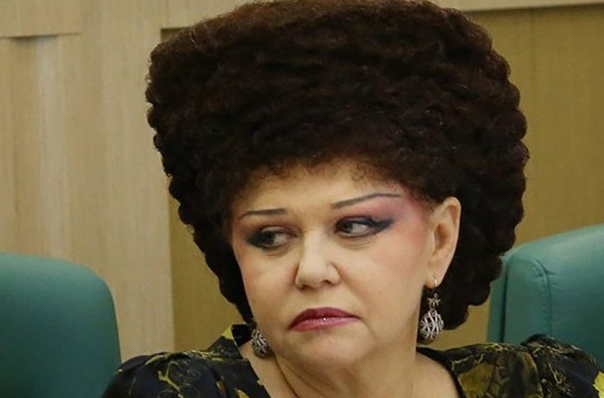  «До её “вшивого домика”»: в сети обсуждают архивные снимки Петренко без парика и боевого раскраса