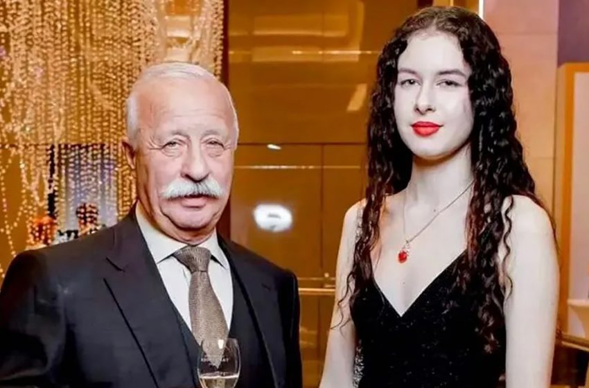  «Я чуть не обожглась!»: дочка Леонида Якубовича в красном бикини показала фигуру в Дубае