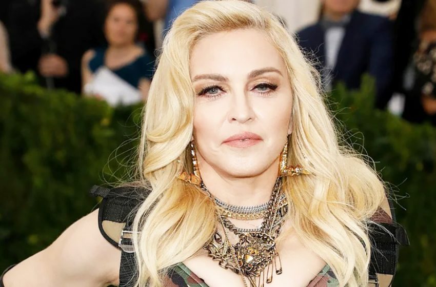  «Все еще достойна звезд!»: Мадонна покорила фанатов откровенной фотосессией в отеле