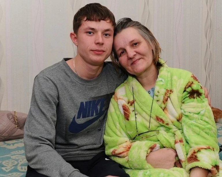 «Всем бы такого сына, герой!»: 8-летнему мальчику, который выходил парализованную мать, исполнилось 23 года. Где он сейчас?