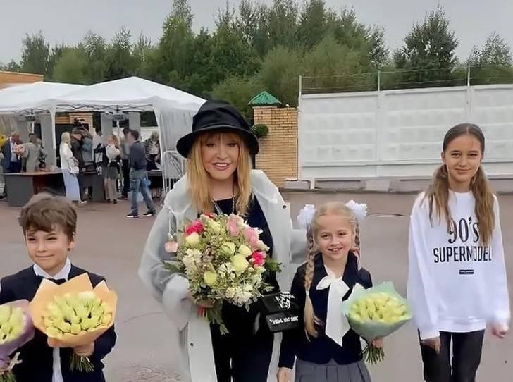 «То ли мамочка, то ли школьница»: Пугачева провела детей на линейку в элитную школу и сразила фанов своим видом