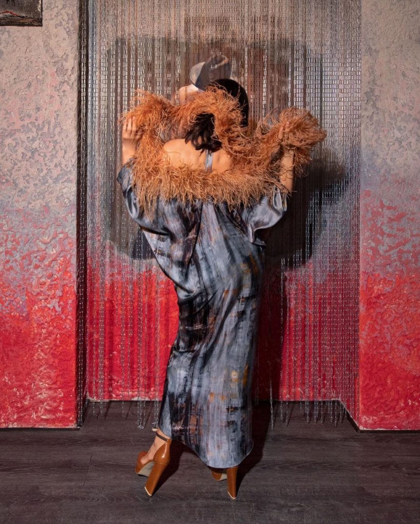 «Чудо в перьях»: Мейхер блеснула сочной фигурой в элегантном платье