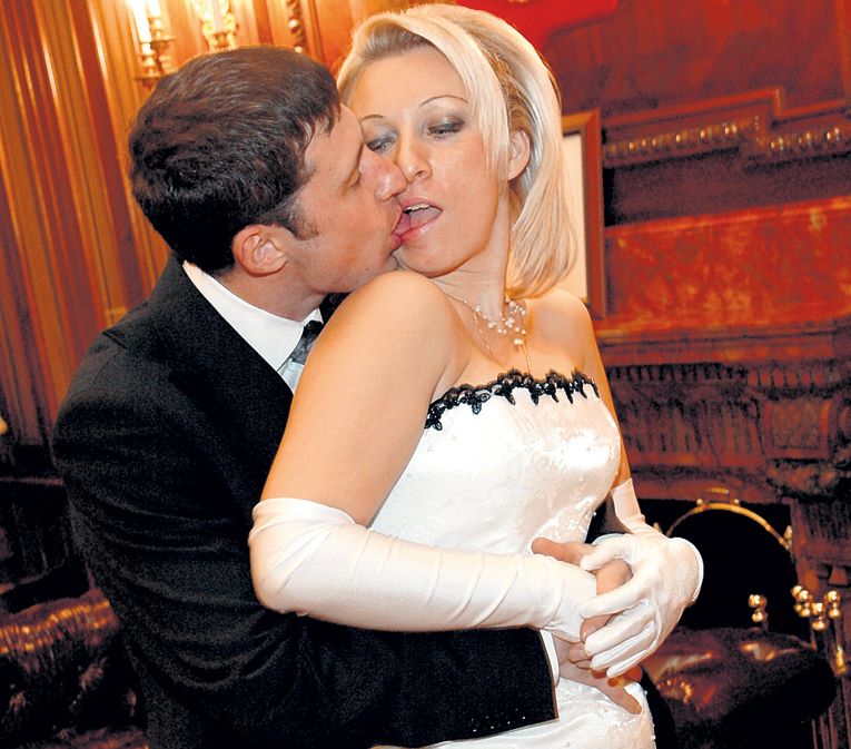 «Вульгарная пошлость»: Сеть всколыхнули утекшие откровенные снимки со свадьбы Марии Захаровой