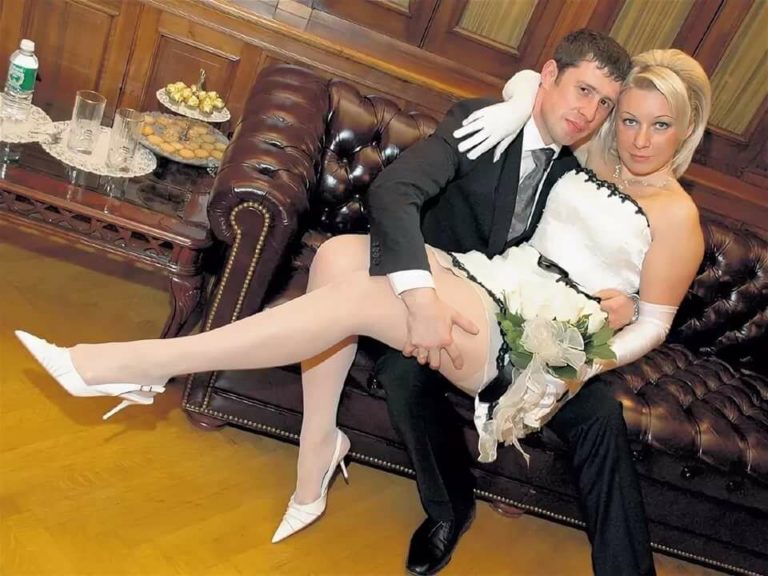 «Вульгарная пошлость»: Сеть всколыхнули утекшие откровенные снимки со свадьбы Марии Захаровой
