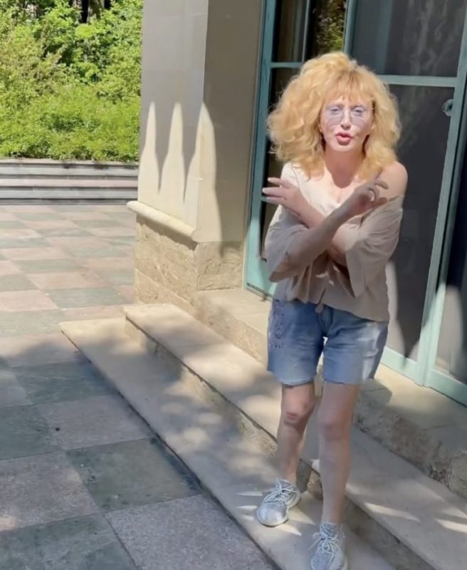 «Взяла у внучки шорты»: 72-летняя Пугачева «сверкнула» кривыми худыми ногами