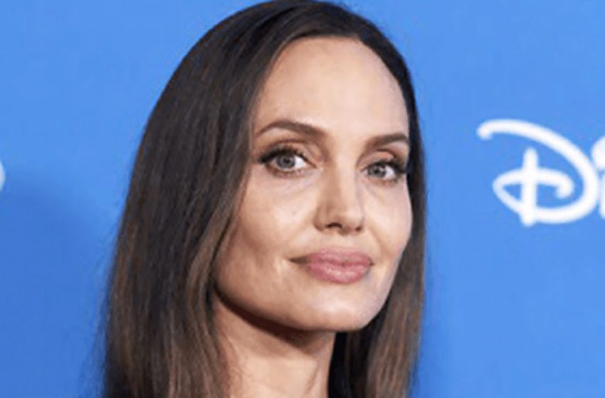  «Носики торчат»: Джоли засняли без бра в бутике