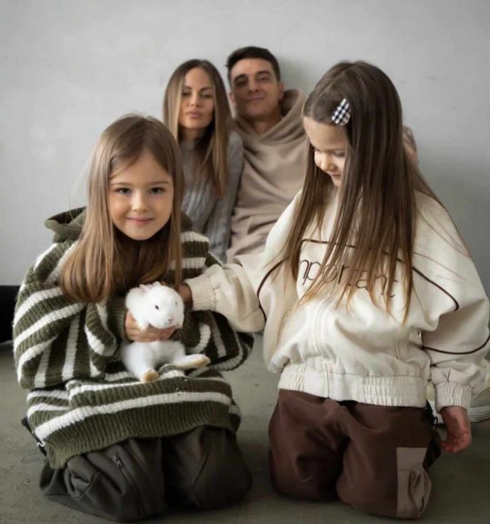 «Внешность как у кукол»: Бондаренко показал фото подросших наследниц, умилив фанатов