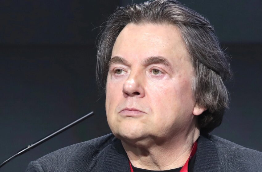  Журналист попросил 64-летнего Эрнста встать ближе к «внучкам». Казалось бы, что такого, но рядом были маленькие дочери
