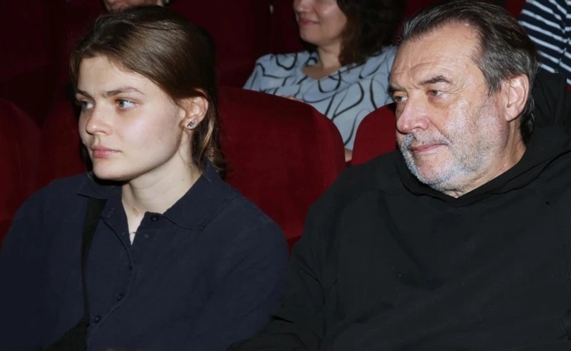Режиссёр, музы и вечная жена: 74-летний Алексей Учитель вышел в свет с 28-летней гражданской супругой