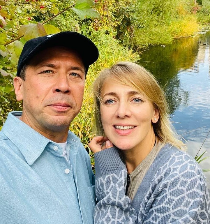Сбагрила на мужа 4 детей, а сама сбежала за границу с любовником: в семье Мерзликина произошли резкие перемены