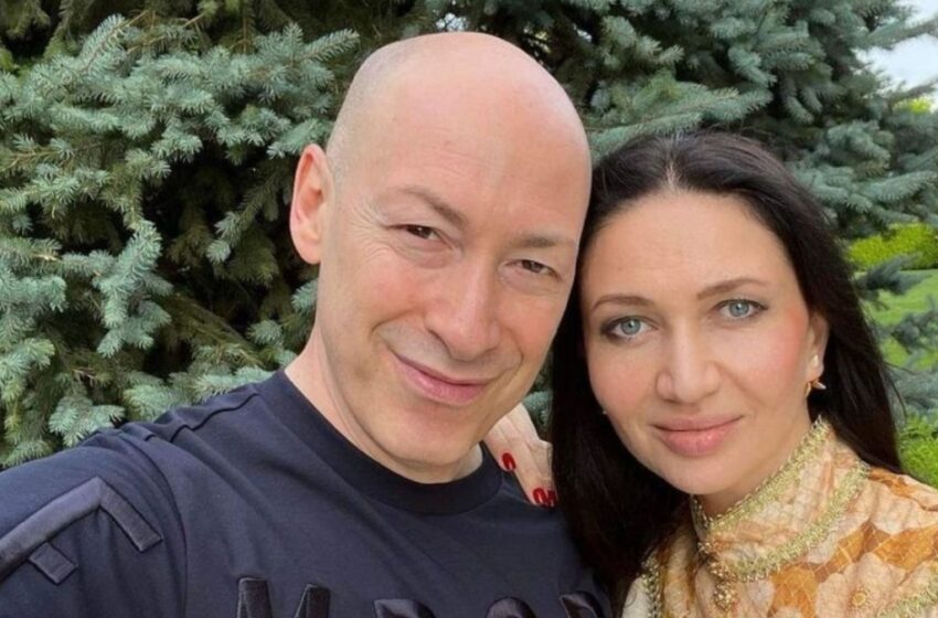  Она позирует, а он распускает руки: новый снимок Гордона с женой вызвал бурные обсуждения