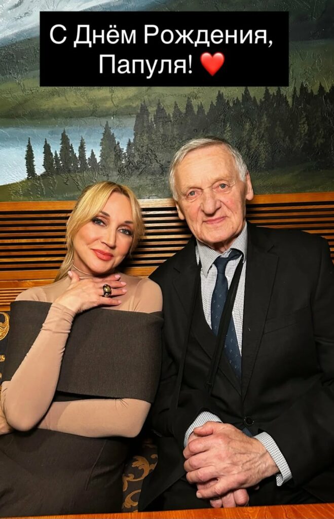 Редкий кадр с 81-летним отцом: Орбакайте показала семейное фото, а в сети вновь вспомнили брак Пугачёвой