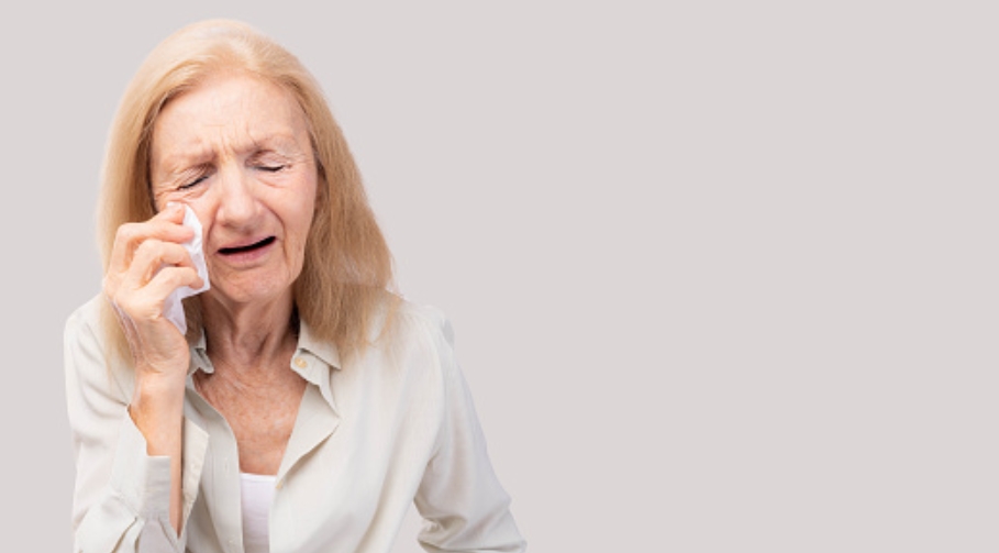 «Ты едешь не отдыхать, а работать». Сын заманил 68-летнюю мать на её первую поездку к океану — а в отеле невестка вручила ей список обязанностей вместо счастливого отпуска