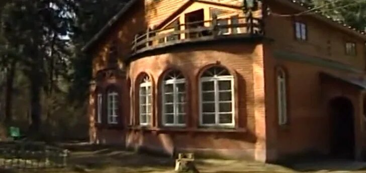 «Построили рай на двоих, а потом разделили даже двери». Как сегодня выглядит общая усадьба Будницкой и Ахеджаковой