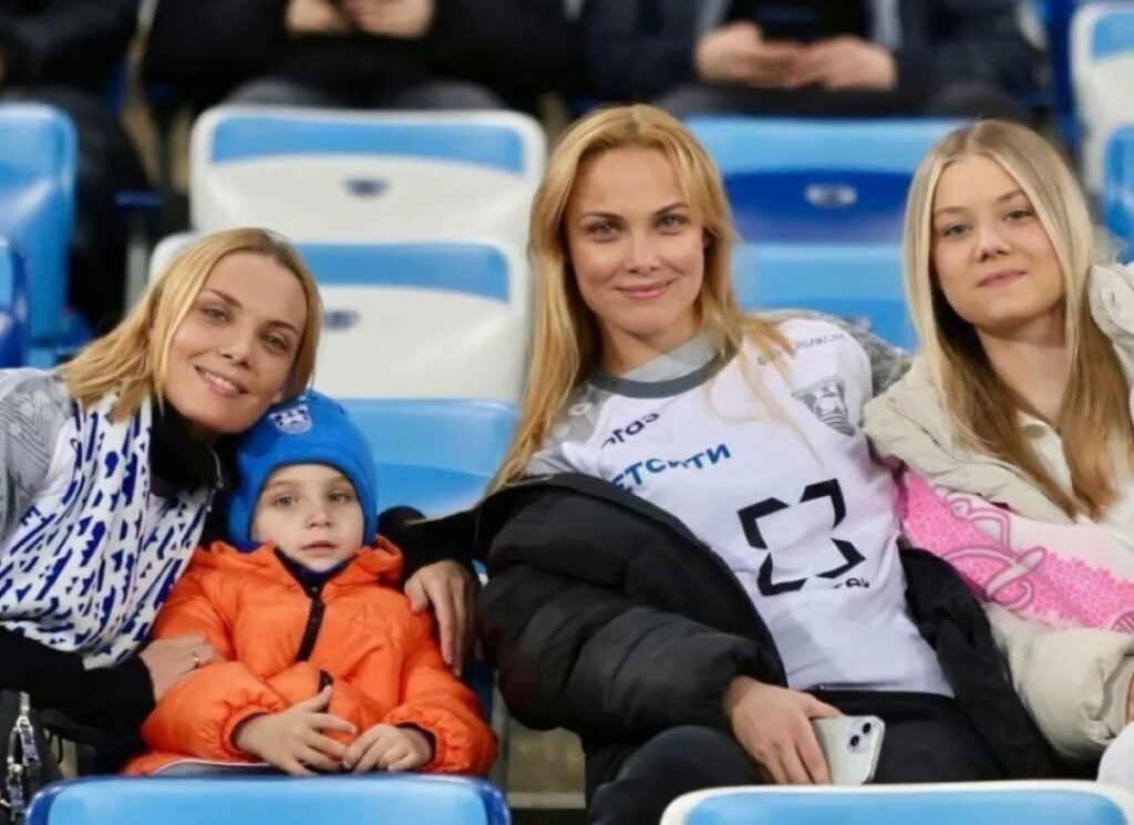 Даже отцы не смогли «разбавить» гены!» Подросшие дочери сестер Арнтгольц удивили поклонников невероятным сходством