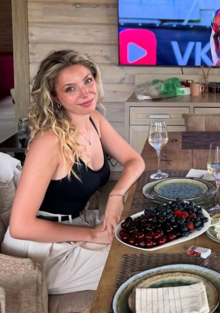 Показала тонкую талию и декольте. Дочь Началовой поразила поклонников новым образом