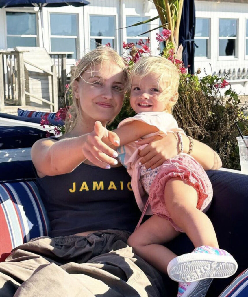 «Я думала, что для нас всё закончено»: Водянова показала редкие кадры 20-летней дочери, рассказав, кого она носит под сердцем